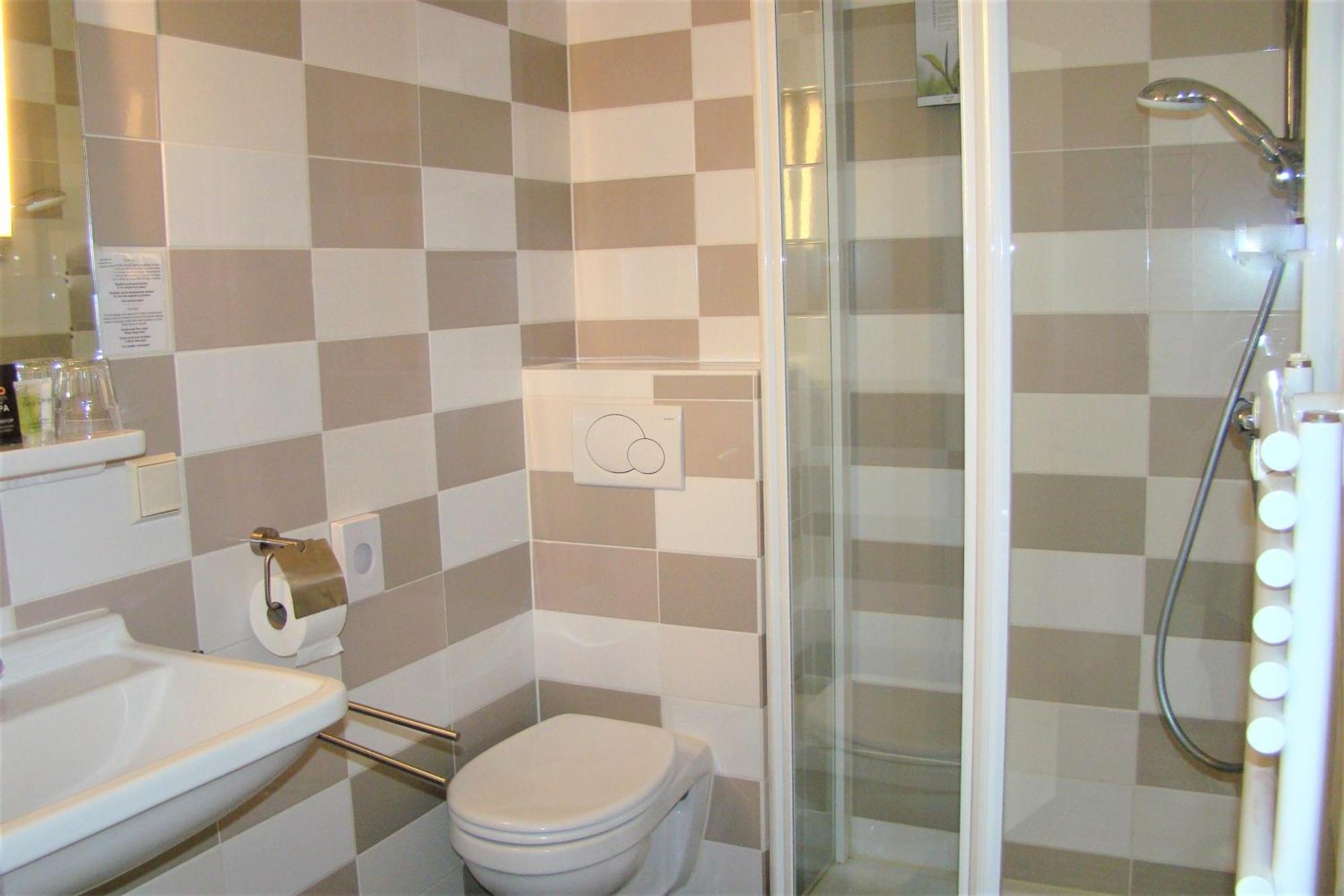 The Happy Traveler Hotel 3*
